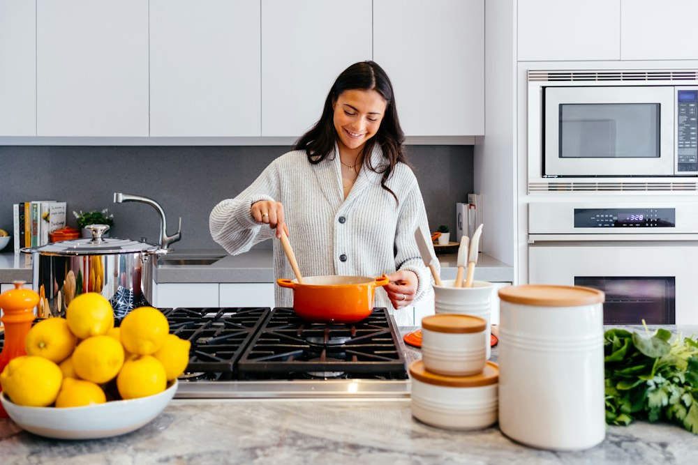 Cozinha contemporânea renovada com revestimento arquitetônico Personal Home Decor
